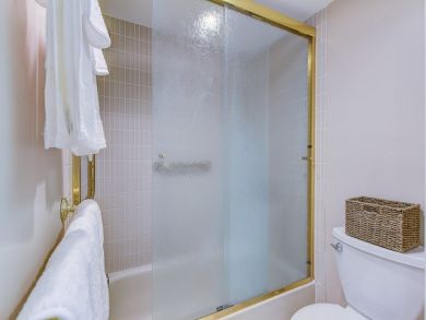Updated Luxury Accommodation Pretty Interior Stroll to Beach